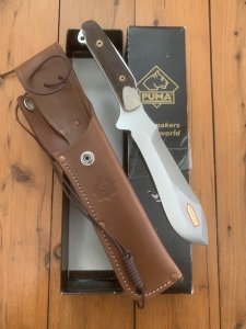Puma Knife: Puma Rare Original 2002 New Hunter Model 118375 in original sheath and box.