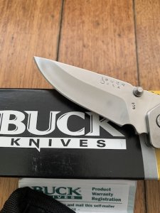 Buck Knife: 2006 Model Buck Alpha Hunter Folding Knife with Black Rubberised Handle & Pouch