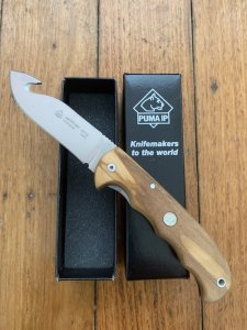Puma Knife: Puma IP Pathfinder with gut hook, Olive Wood Handle