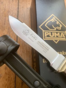 Puma Knife: Puma Jagdnicker nach Frevert 3587 Knife with Walnut Wood Handle