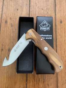 Puma Knife: Puma IP Pathfinder with gut hook, Olive Wood Handle