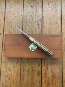 Puma Knife: Puma Original Scrimshawed Puma Aligator 4 Star Folding Lock Blade Knife with Presentation Box