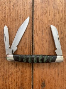 Buck Knife: 2008 Buck 303 Cadet Special Edition 3 Blade Pocket Knife With Green/Black Jigged Bone