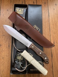 Puma Knife: Puma 121000 Large 'Robuster' Knife with Solid Walnut Handle #0105