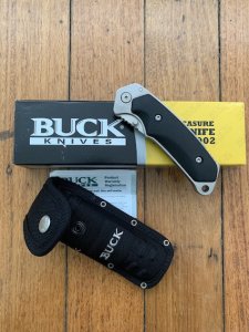 Buck Knife: 2006 Model Buck Alpha Hunter Folding Knife with Black Rubberised Handle & Pouch