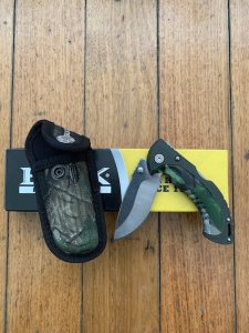 Buck Knife: 2007 Model 395 Medium Buck OMNI Hunter Folding Knife with Camo Handle & Pouch