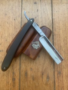 Puma Knife: Rare Puma Original Cut Throat Razor No 198 CAUDANO TORINO in Original Wooden Box