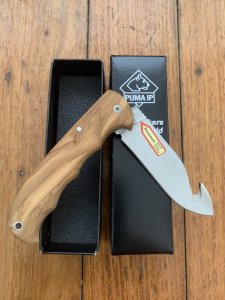 Puma Knife: Puma IP Pathfinder with gut hook, Olive Wood Handle