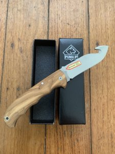 Puma Knife: Puma IP Pathfinder with gut hook, Olive Wood Handle