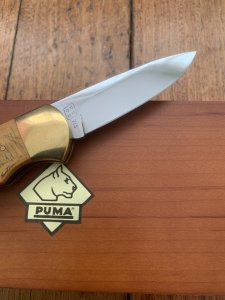 Puma Knife: Puma Original Scrimshawed Puma Aligator 4 Star Folding Lock Blade Knife with Presentation Box