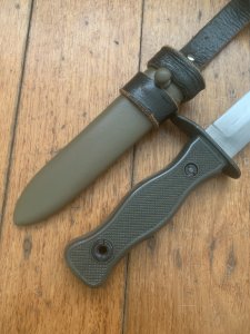 Puma Knife: Puma Original 1983 6379 Bundeswehr Military (Civilian) Knife in original metal sheath