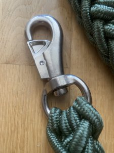 Dog Lead: Thick Green Para Cord 1.1m Dog Lead with Heavy Duty Clip.