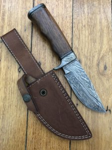 Damascus Knife: Damascus Knife with Solid Walnut Handle