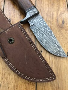 Damascus Knife: Damascus Knife with Solid Walnut Handle