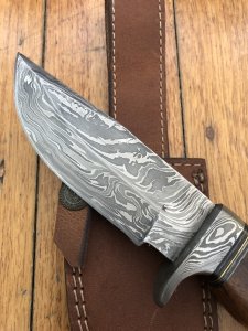 Damascus Knife: Damascus Knife with Solid Walnut Handle
