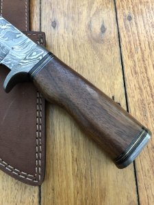Damascus Knife: Damascus Knife with Solid Walnut Handle