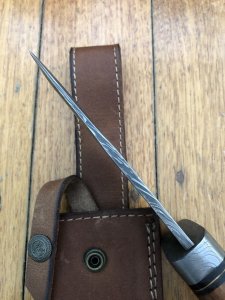 Damascus Knife: Damascus Knife with Solid Walnut Handle