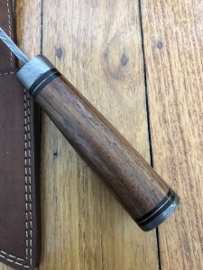 Damascus Knife: Damascus Knife with Solid Walnut Handle