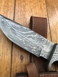 Damascus Knife: Damascus Knife with Solid Walnut Handle