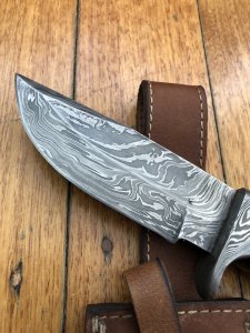 Damascus Knife: Damascus Knife with Solid Walnut Handle