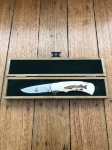 Puma Knife: Puma Original Scrimshawed Pike 4 Star Folding Lock Blade Knife with Wooden Presentation Box