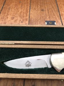 Puma Knife: Puma Original Scrimshawed Pike 4 Star Folding Lock Blade Knife with Wooden Presentation Box