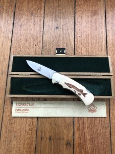 Puma Knife: Puma Original Scrimshawed Pike 4 Star Folding Lock Blade Knife with Wooden Presentation Box